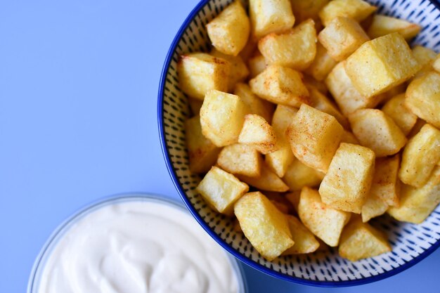 Patate fritte squisite e croccanti con salsa di maionese fatta in casa