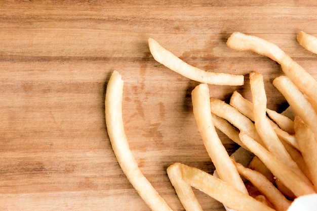 Patate fritte su fondo di legno.