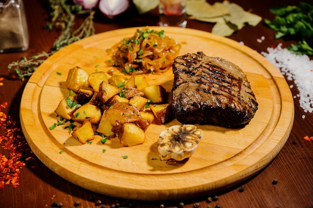 Patate fritte su un piatto su un tavolo di legno