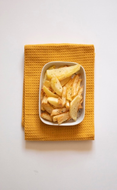 Patate fritte su un piatto su uno sfondo bianco