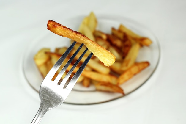 Patate fritte su una forchetta