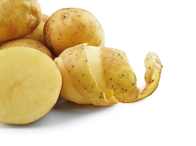 Patate giovani isolate su bianco
