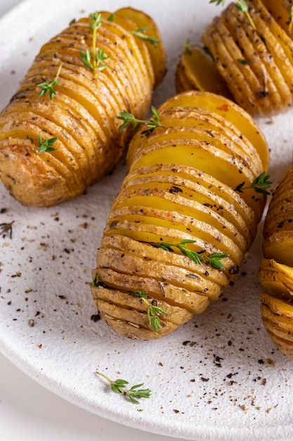 Patate grigliate con timo, pepe e salsa