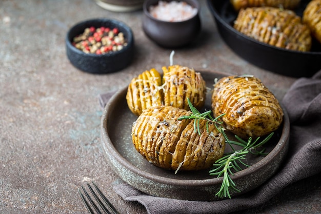 Patate Hasselback al forno con formaggio aglio e verdure