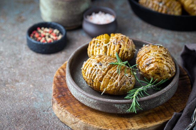 Patate Hasselback al forno con formaggio aglio e verdure