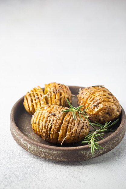 Patate Hasselback al forno con formaggio aglio e verdure