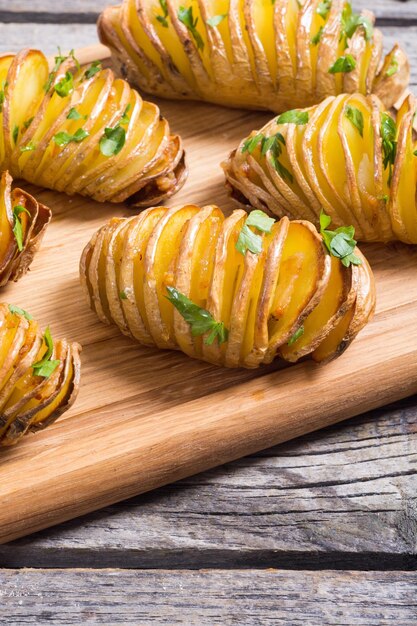 Patate hasselback appena sfornate con prezzemolo