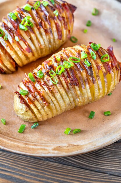 Patate Hasselback su un piatto