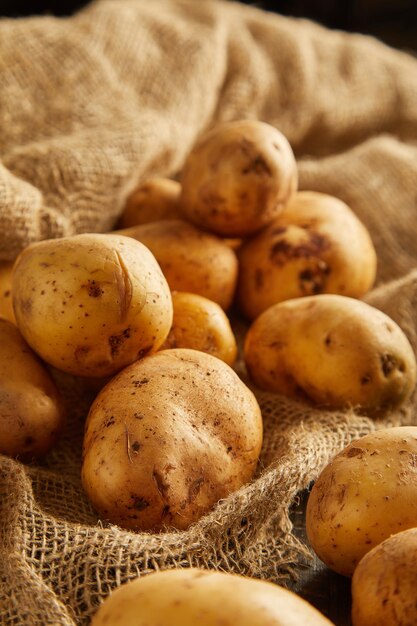 Patate in un sacchetto su un tavolo di legno