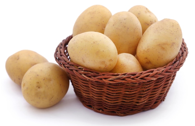 Patate intere fresche in cestino