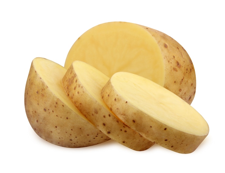 Foto patate isolate. metà di una patata cruda isolata su uno sfondo bianco con un tracciato di ritaglio.