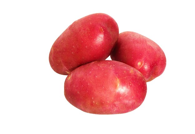 Patate isolate su sfondo bianco. Mucchio di patate rosse.