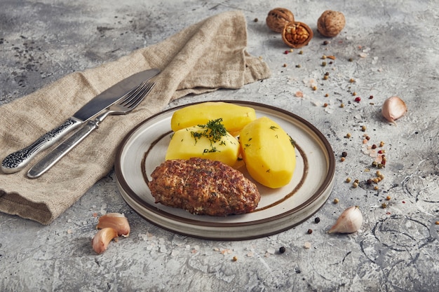 Patate lesse con cotoletta, sfondo chiaro