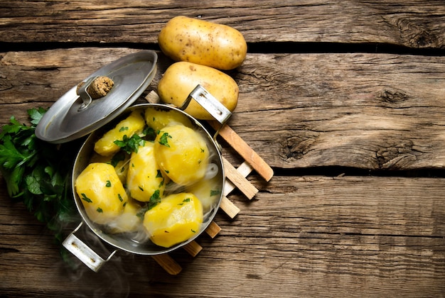 patate lesse con erbe sulla tavola di legno