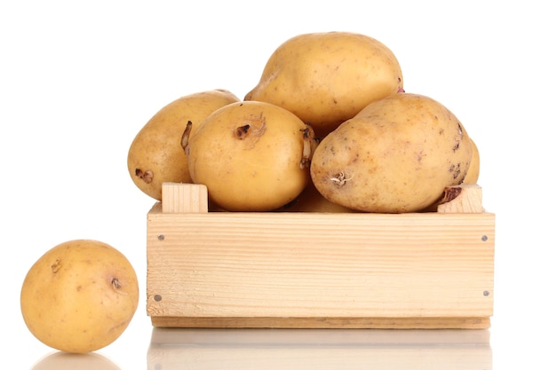 Patate mature sulla scatola di legno isolata su bianco