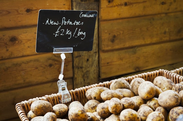 Patate novelle biologiche vendute in un negozio di fattoria