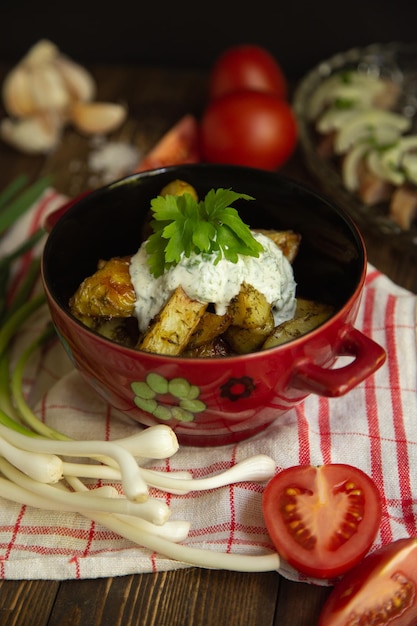 patate novelle fritte con salsa e verdure con pomodoro aringa e cipolla verde