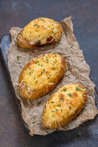 Patate ripiene al forno con panna acida al formaggio e pancetta