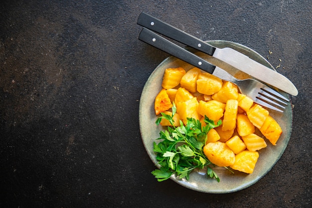 Patate stufate spezie senza carne porzione fresca pronta da mangiare spuntino sul tavolo copia spazio cibo