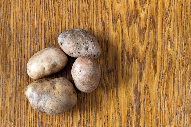 Patate su un tavolo di legno