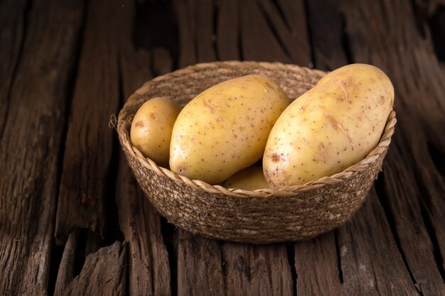 Patate sul tavolo di legno. Messa a fuoco selettiva