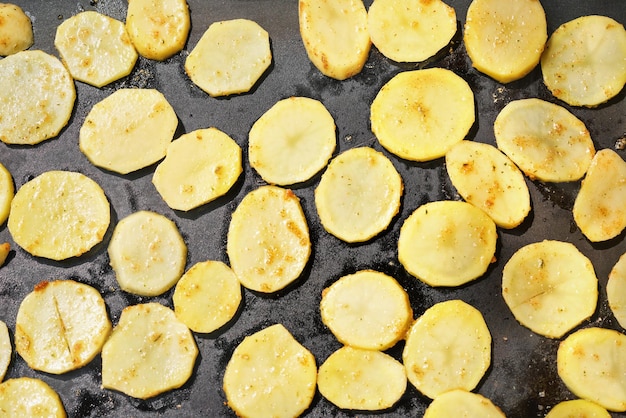 Patate tagliate a rondelle sottili, condite con spezie, grigliate su grill elettrico, vista dall'alto