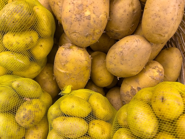 Patate vegetali biologiche in un mercato di generi alimentari