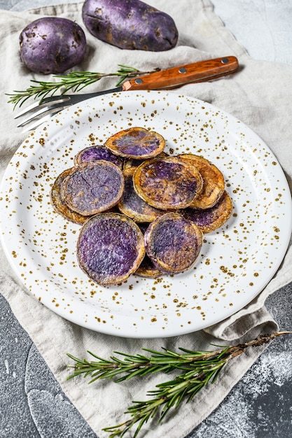 Patate viola al forno con sale rosa. Vista dall'alto