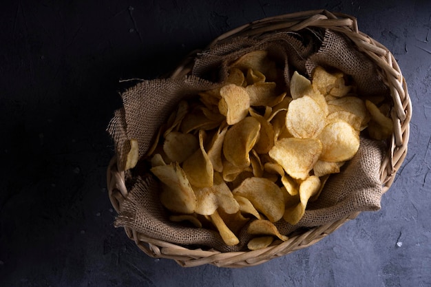 Patatine al naturale su fondo grigio cemento