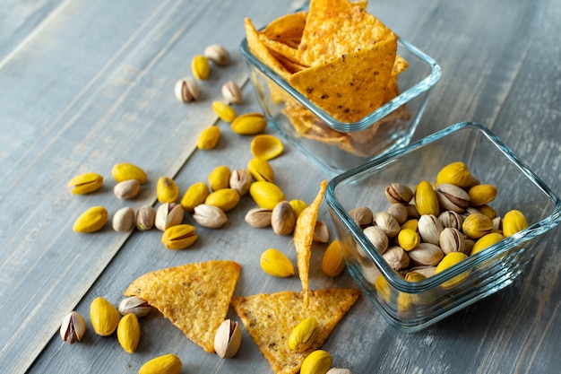 patatine croccanti di nachos e pistacchi salati e gialli con zafferano, snack in lastre di vetro quadrate