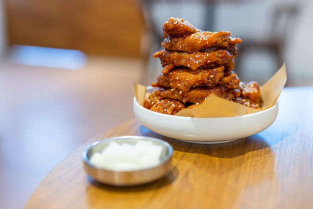 Patatine di pollo piccanti coreane al ristorante