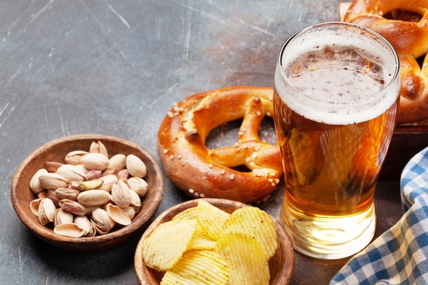 Patatine fritte alle noci della birra chiara e pretzel fresco fatto in casa