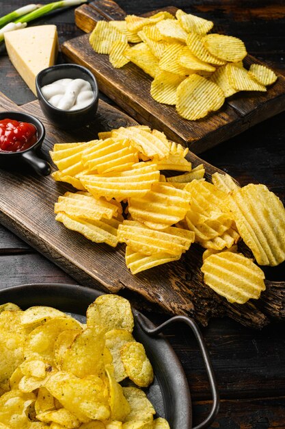 Patatine fritte aromatizzate all'aceto di sale sul vecchio fondo di legno scuro della tavola