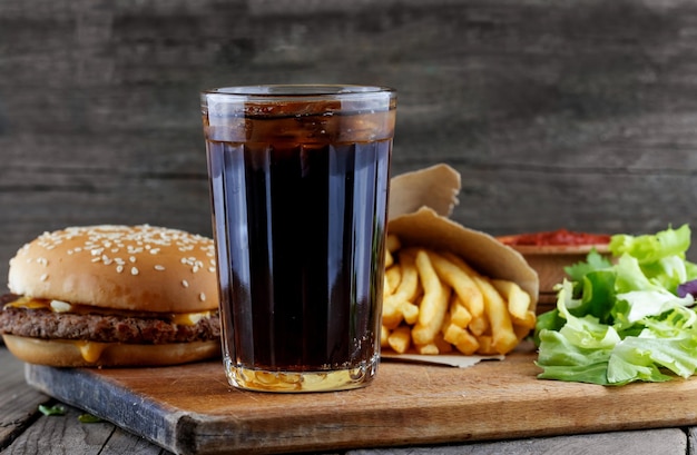 Patatine fritte con hamburger e bicchiere di cola