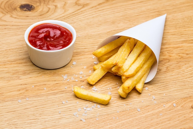 Patatine fritte con ketchup in un guscio