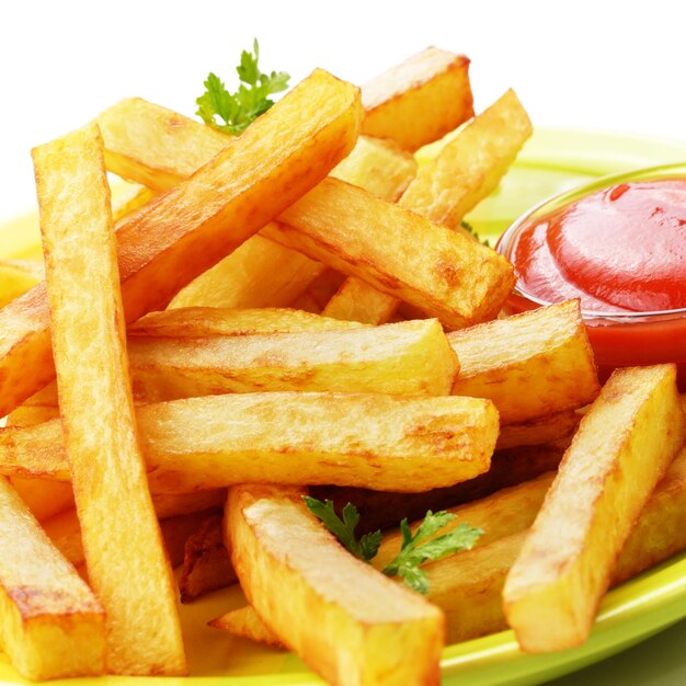 Patatine fritte con ketchup su sfondo bianco