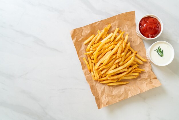 Patatine fritte con panna acida e ketchup