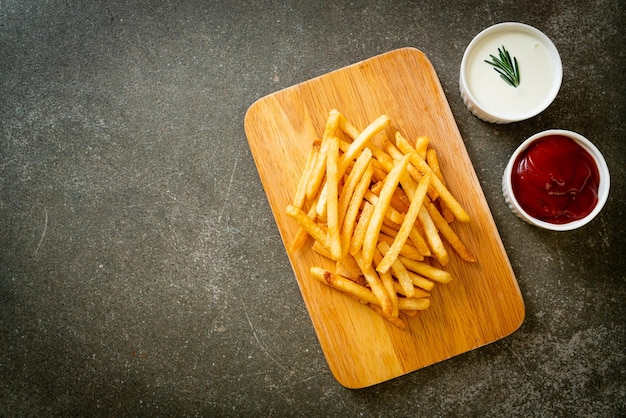 Patatine fritte con panna acida e ketchup