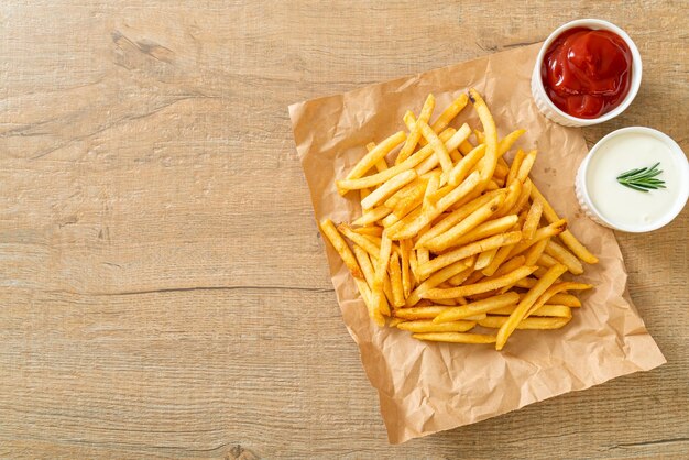 Patatine fritte con panna acida e ketchup