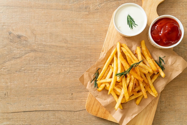 Patatine fritte con panna acida e ketchup