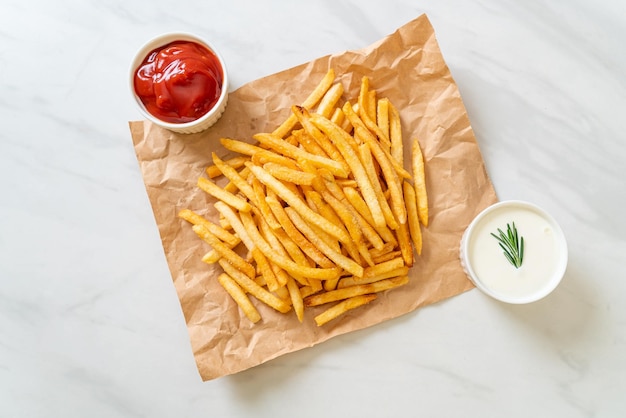 Patatine fritte con panna acida e ketchup