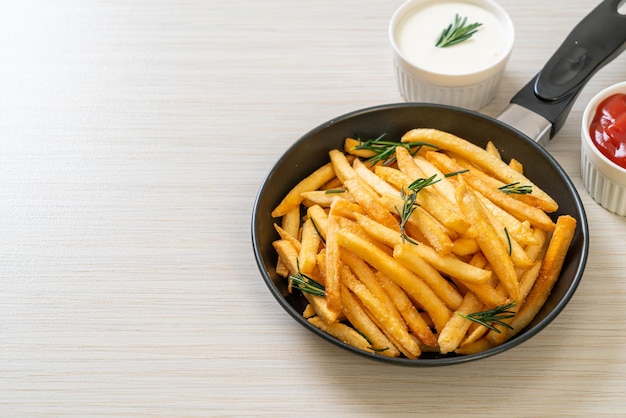 Patatine fritte con panna acida e ketchup