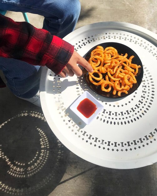 patatine fritte con salsa di pomodoro in tavola bianca