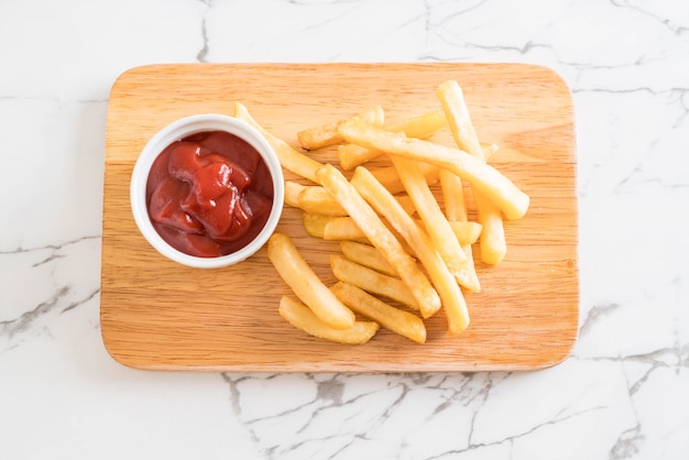 patatine fritte con salsa di pomodoro