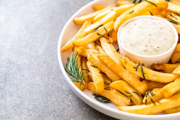 patatine fritte con salsa