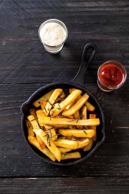 patatine fritte con salsa