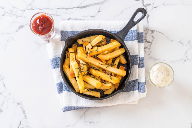 patatine fritte con salsa