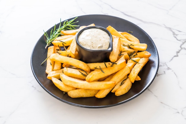 patatine fritte con salsa