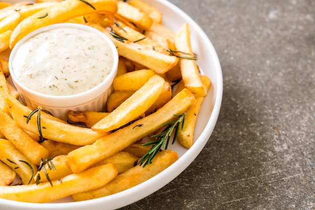 patatine fritte con salsa