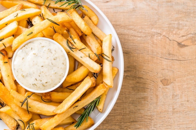 patatine fritte con salsa